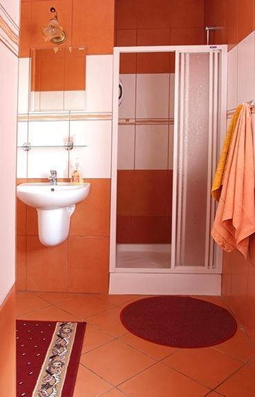 Hotel Mily Krosno Quarto foto